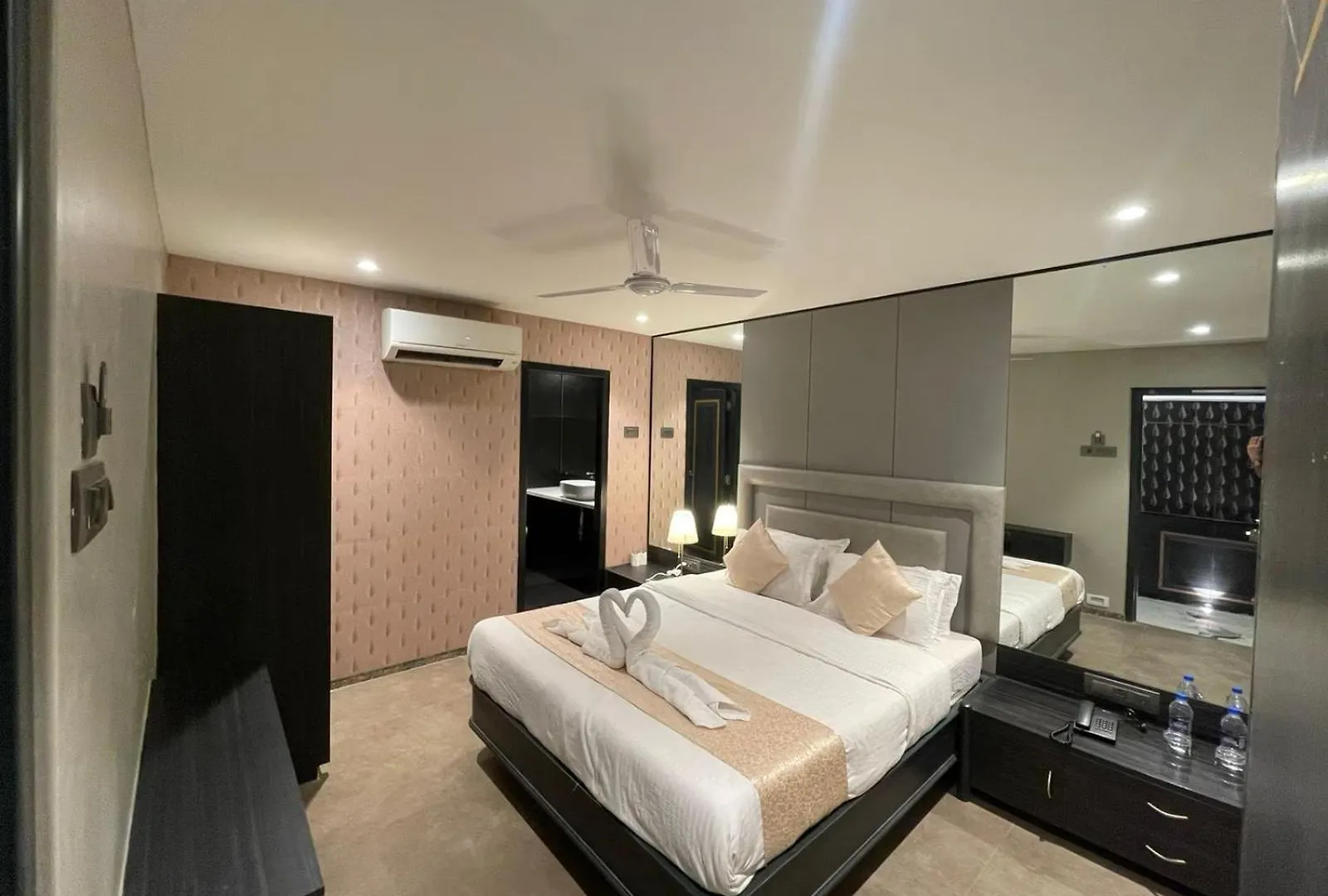 Hotel Calabash Luxury Villa Near Delhi Airport 뉴델리 4*,